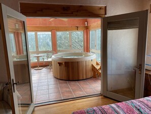 4 bedrooms, desk, free WiFi, bed sheets