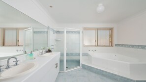 Bathtub, towels