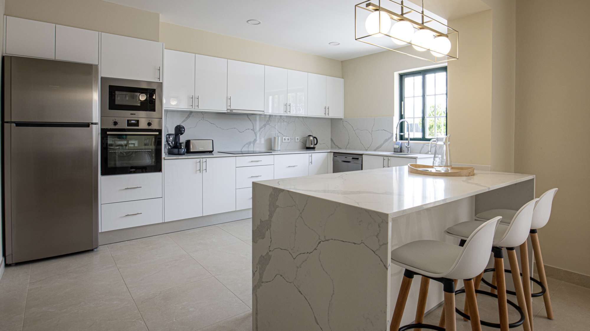 Kylskåp, mikrovågsugn, ugn och spishäll