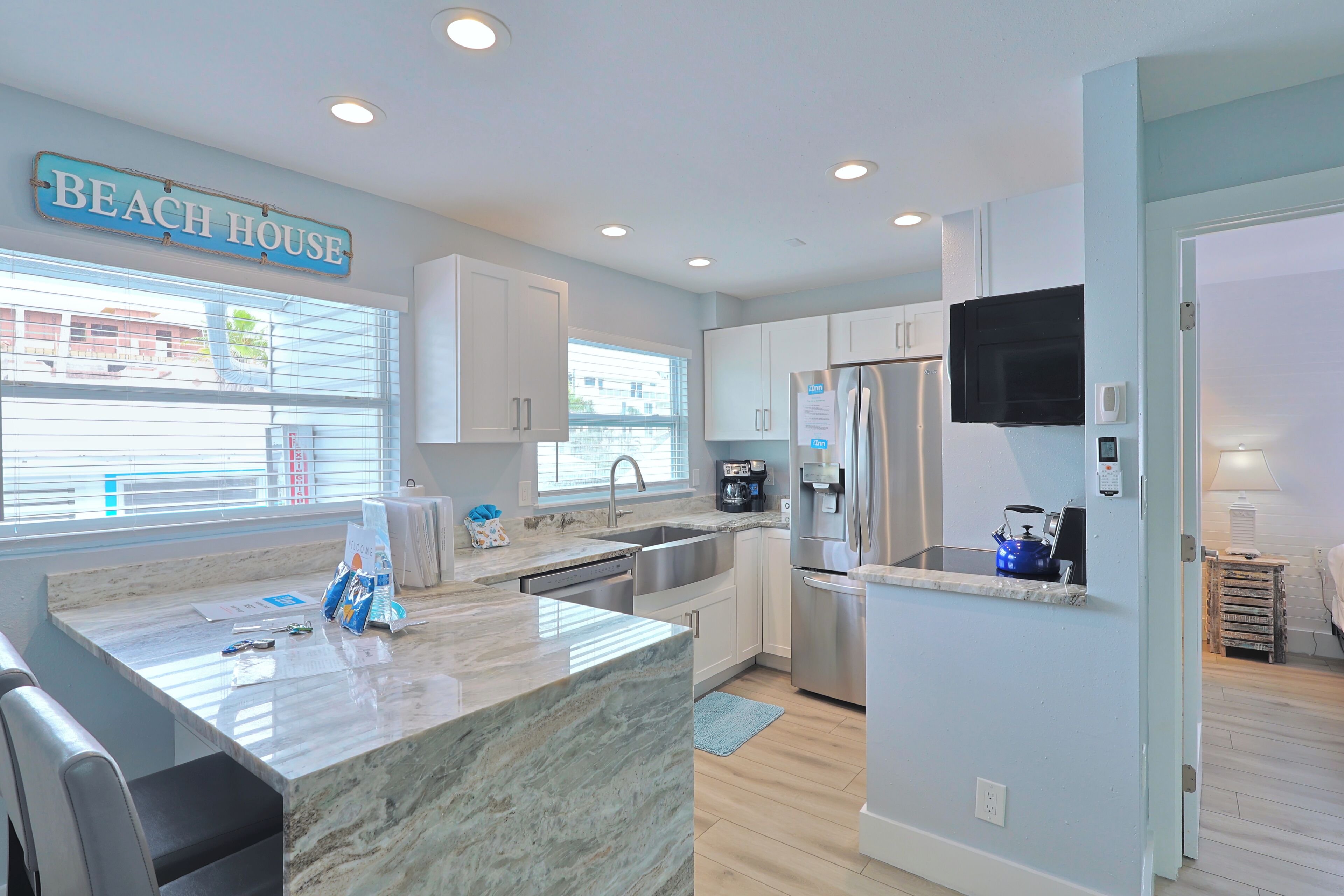 Micro-ondes, plaque de cuisson, lave-vaisselle, cafetière/bouilloire