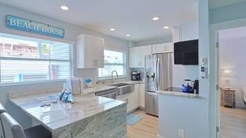 Micro-ondes, plaque de cuisson, lave-vaisselle, cafetiĂšre/bouilloire