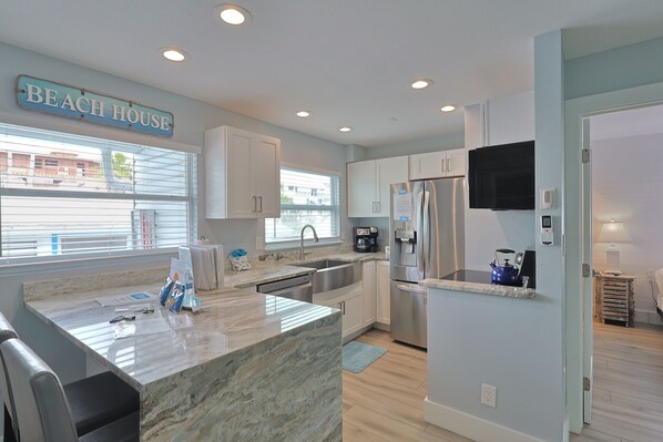 Microondas, parrilla de estufa, lavavajillas y cafetera y tetera 