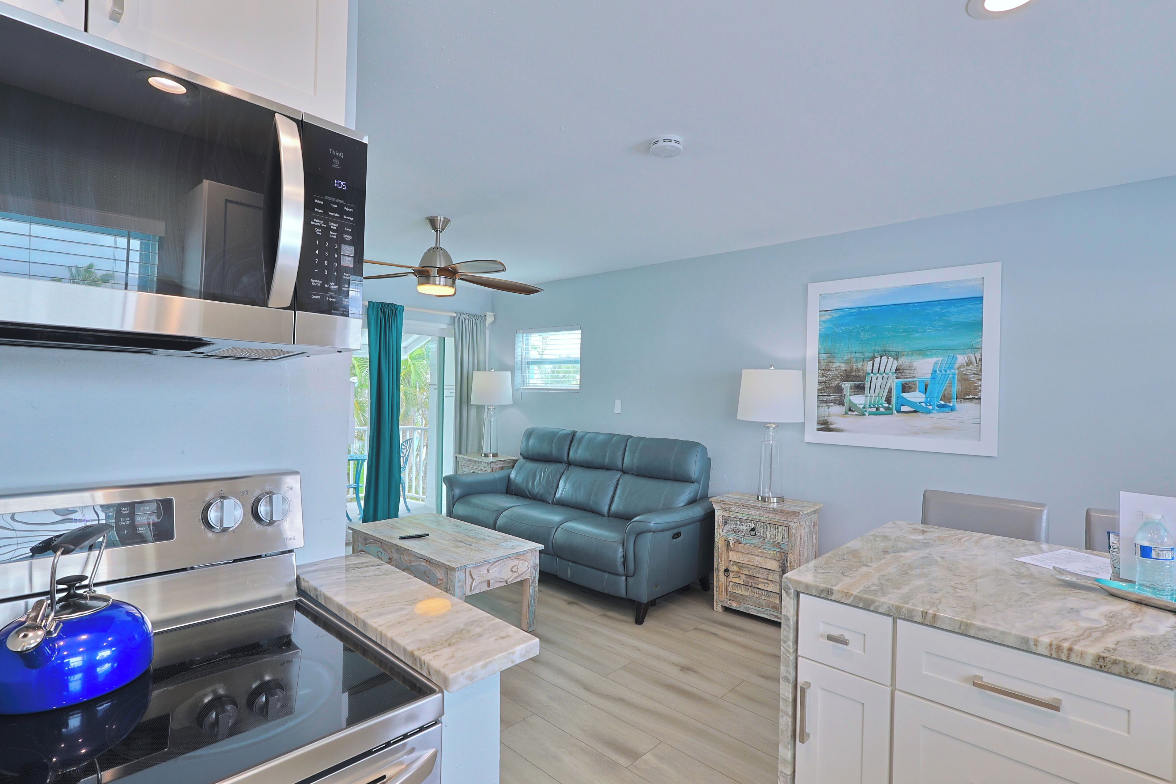 Micro-ondes, plaque de cuisson, lave-vaisselle, cafetière/bouilloire