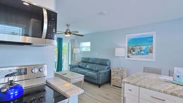 Micro-ondes, plaque de cuisson, lave-vaisselle, cafetiĂšre/bouilloire