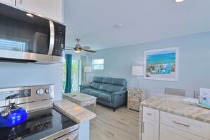 Micro-ondes, plaque de cuisson, lave-vaisselle, cafetière/bouilloire