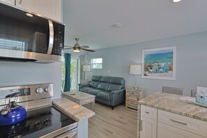 Microondas, parrilla de estufa, lavavajillas y cafetera y tetera 