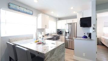 Mikrowelle, Herdplatte, Geschirrspüler