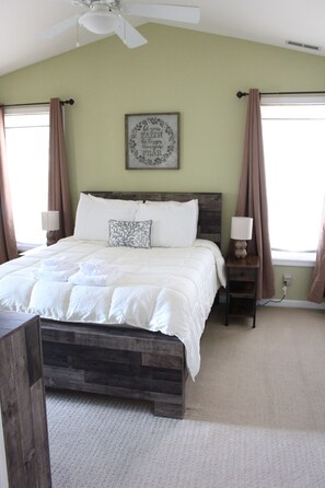 3 bedrooms, desk, iron/ironing board, free WiFi