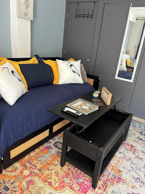 1 habitación, tabla de planchar con plancha y cuna de viaje