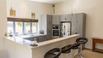 Microondas, horno, lavavajillas y cafetera o tetera