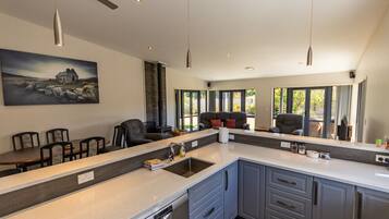 Mikroaaltouuni, uuni, astianpesukone, kahvin-/teenkeitin