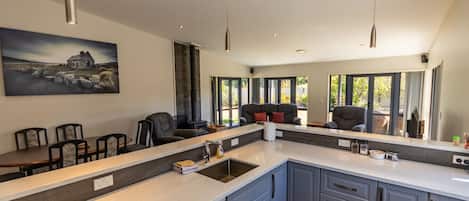 Micro-ondes, four, lave-vaisselle, cafetière/bouilloire