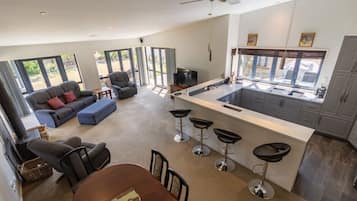 Una televisión, una chimenea