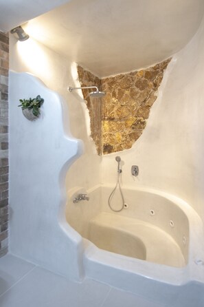 Ensemble douche/baignoire, baignoire à jets, sèche-cheveux, bidet