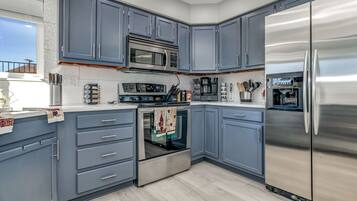 Frigorífico, microondas, horno y placa de cocina