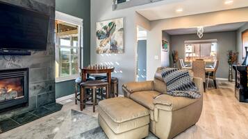 Una Smart TV, una chimenea, videojuegos