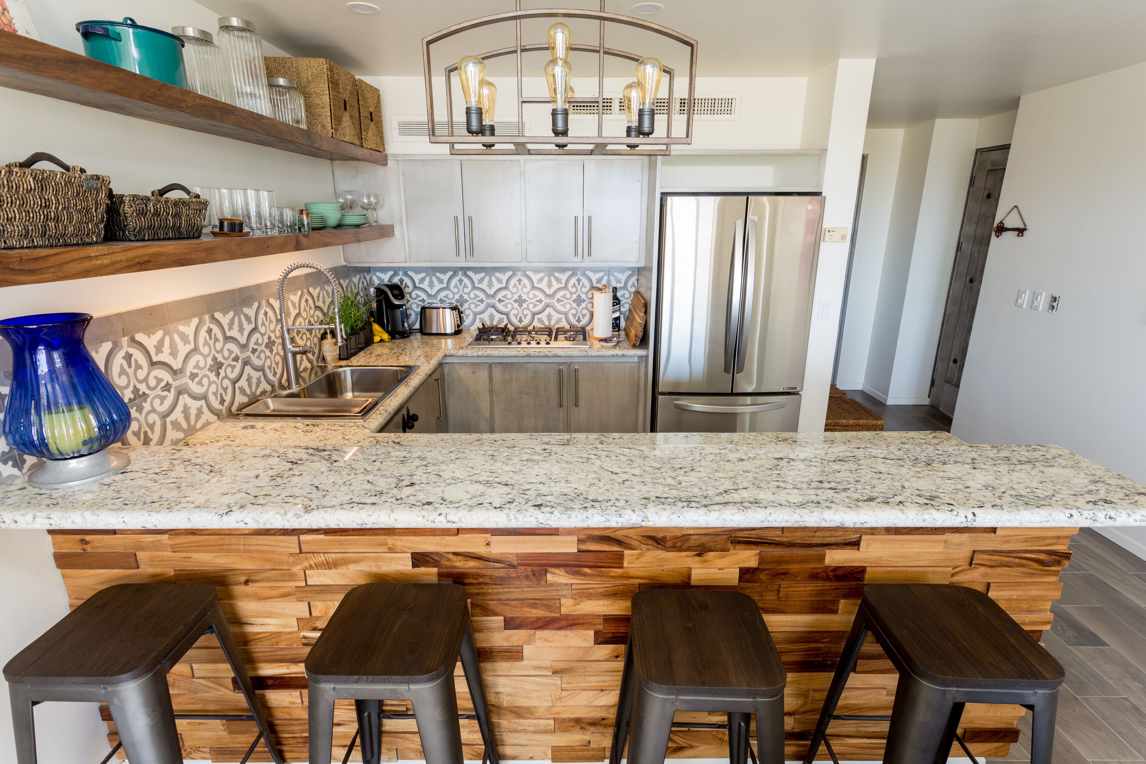 Kjøleskap, mikrobølgeovn, kokeplater og oppvaskmaskin