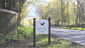 Une enseigne pour le Eagles Gate Lodge, avec la silhouette d’un oiseau.