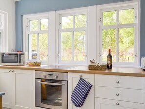 Een vaatwasser, een kinderstoel