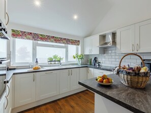 Ovn, oppvaskmaskin og fryser