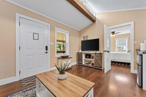 Interior - COUNTRY COTTAGE - Private Hot Tub and Fire Pit (Branson)