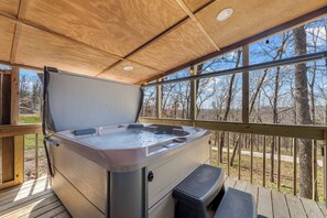 Outdoor spa tub - COUNTRY COTTAGE - Private Hot Tub and Fire Pit (Branson)