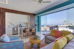 Smart TV, Netflix, DVD player, smart speakers - Best Rooftop Romantic Zone 1 Bed 2 bath Ocean View (Puerto Vallarta)