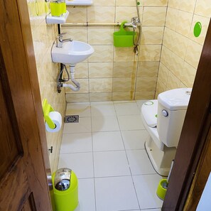 Een douche, een bidet, toiletpapier