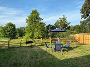 Outdoor dining - 2 bedroom accommodation in Sutton, near Stalham (Sutton, near Stalham)