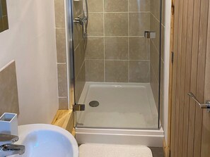 Towels - 2 bedroom accommodation in Sutton, near Stalham (Sutton, near Stalham)