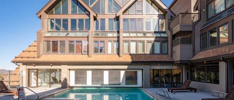 Alberca techada y alberca al aire libre