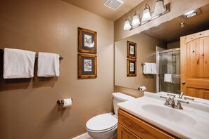 Kombinert dusj/badekar, hårføner, håndklær og såpe