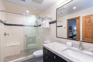Douche, sèche-cheveux, serviettes fournies