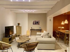 TV, peis, bøker og stereoanlegg