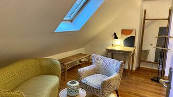 Una televisión, una chimenea, libros, un reproductor estéreo