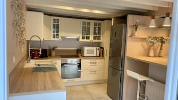 Frigorífico, microondas, horno y placa de cocina