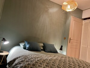 3 bedrooms, desk, iron/ironing board, travel cot