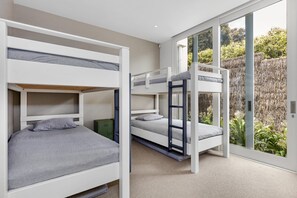4 bedrooms, iron/ironing board, free WiFi, bed sheets