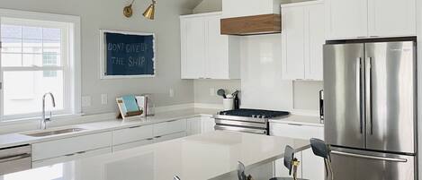 Køleskab, mikrobølgeovn, ovn, kogeplade