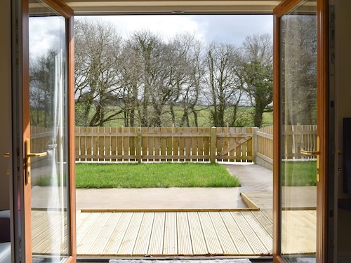 Five Dorchester Drive - UK32043