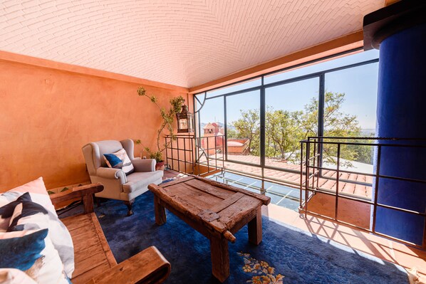 Casa Premier | Área de sala de estar | Televisión de pantalla plana y chimenea 