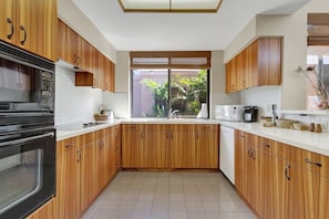 Fridge, microwave, oven, stovetop - Bay Club 2 bedroom Villa the heart of Waikoloa Village Beach-Kailua-Kona Coast (Waikoloa Village)
