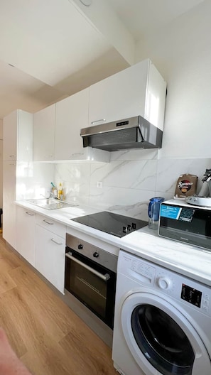 Kühlschrank, Mikrowelle, Ofen, Herdplatte