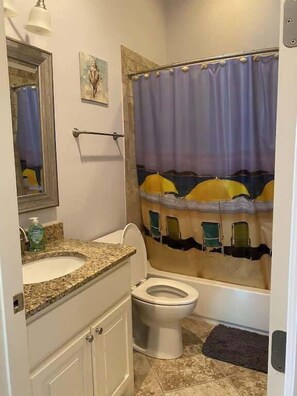 Suihku, hiustenkuivaaja, pyyhkeet