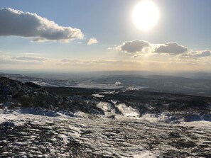 Un paysage enneigé, avec un ciel dégagé et des montagnes lointaines.