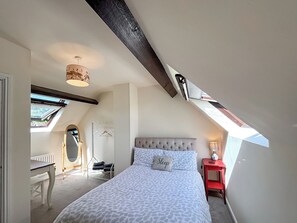 2 bedrooms, free WiFi, bed sheets - The Boyne Arms Cottage (Burwarton, near Bridgnorth)