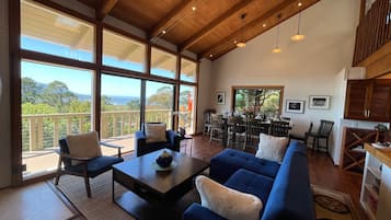 Een smart-tv, een open haard, een tafeltennistafel en boeken