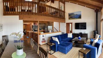Smart TV, chimenea, tenis de mesa y libros