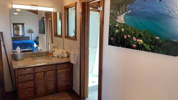 4 slaapkamers, een bureau, een strijkplank/strijkijzer, gratis wifi