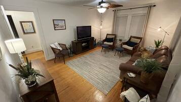 Televisión, reproductor de DVD y libros